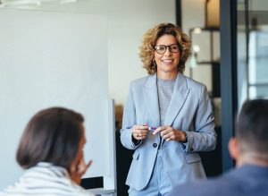 Voor wie is re-integratie tweede spoor in het onderwijs bedoeld? Informatie voor werknemers en werkgevers in het onderwijs over begeleiding en trajecten.
